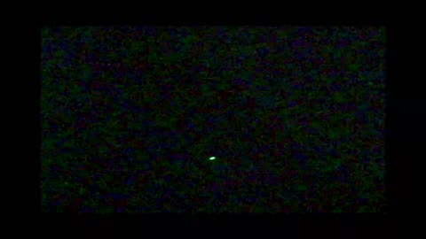 Ovnis ou drones interagissant ensemble et lumières rapides provenant des Ovnis