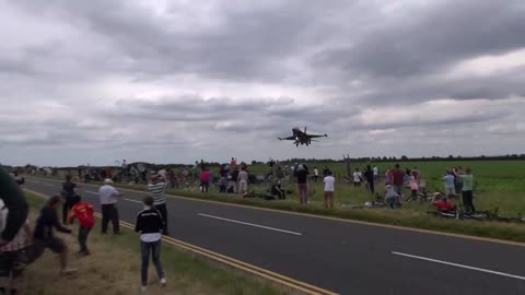 🇹🇷 Turkish F-16 Pilot Ducks Under The Glide Slope, Low Over The Plane Spotters.