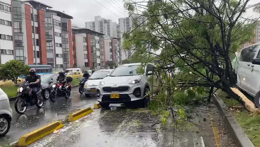 Choque entre bus de Metrolínea y un particular