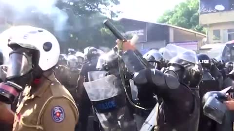 Hundreds of protesters and police clash in Sri Lanka