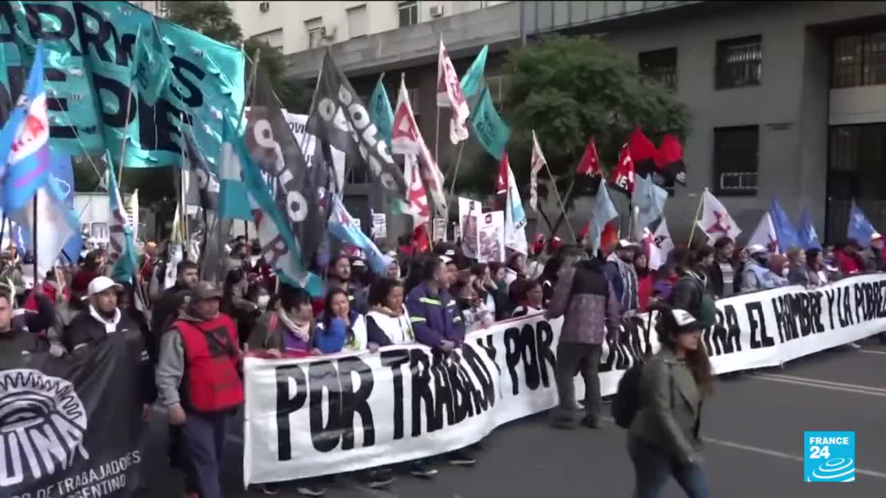 Protesters take to streets of Buenos Aires as Argentina economic crisis deepens • FRANCE 24