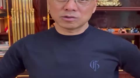20220718文贵先生GETTR回顾： #七哥旧伤：七哥在清风看守所肺部被打，右膝骨被打断；2003年被双归，被往肺里吸塑料袋里头发，激动毛细孔出血。