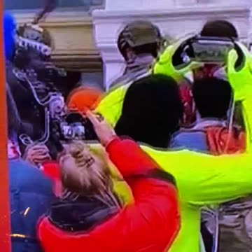 01/07/21 OAN Jan6 zoomed in on Patriots stopping a vandal