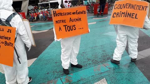 Les Masques BLancs Lyon Action Pancartes Métro et Rue le samedi 4 décembre