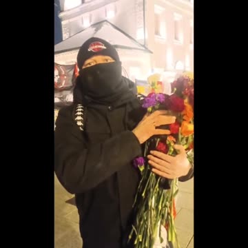 The leftovers from the Wagner PMC take flowers from Navalny and bring them to