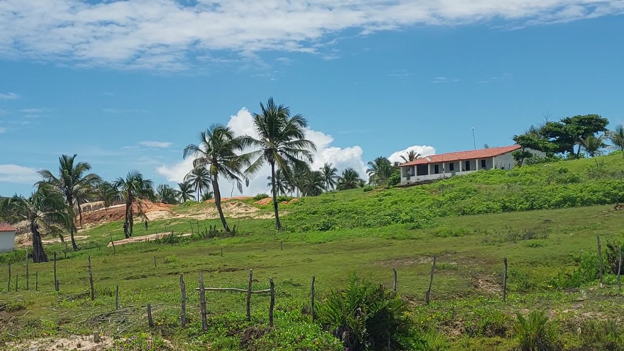 Subindo um morro para filmar o mar em Icaraí de Amontada(CE)