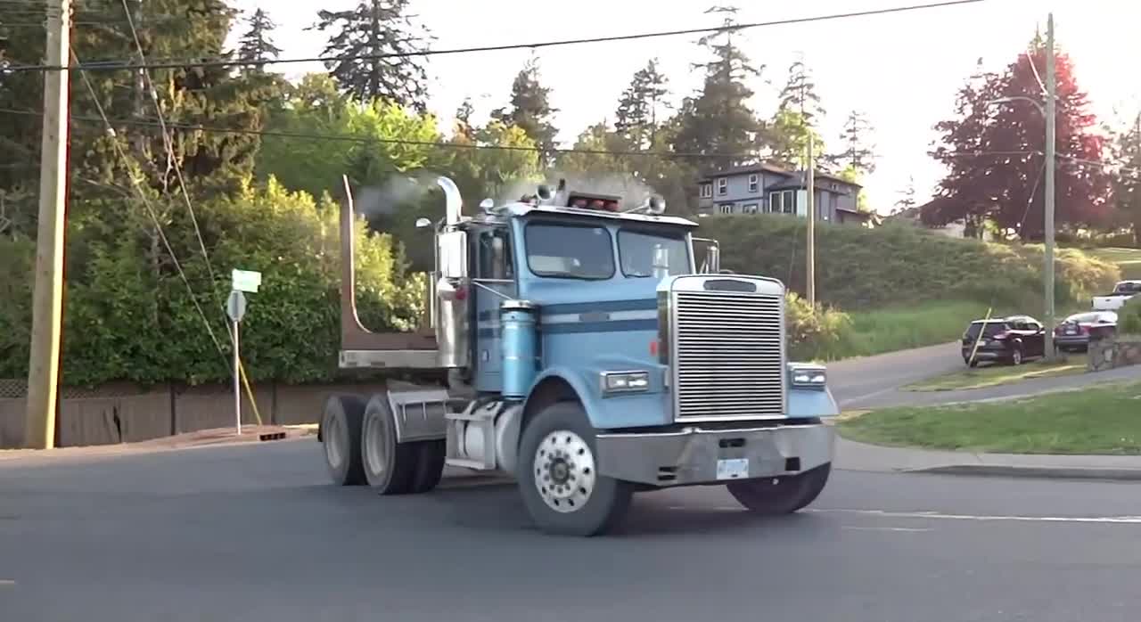 Freightliner FLC Acceleration And Horns