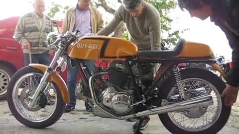 Oratino Ducati 750 sport