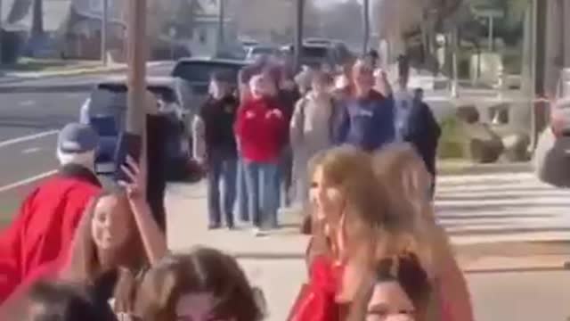 STUDENTS MARCH TO SCHOOL WITHOUT MASKS IN PROTEST OF THE MANDATE