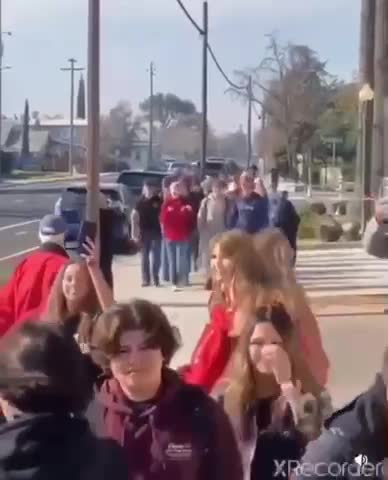 STUDENTS MARCH TO SCHOOL WITHOUT MASKS IN PROTEST OF THE MANDATE