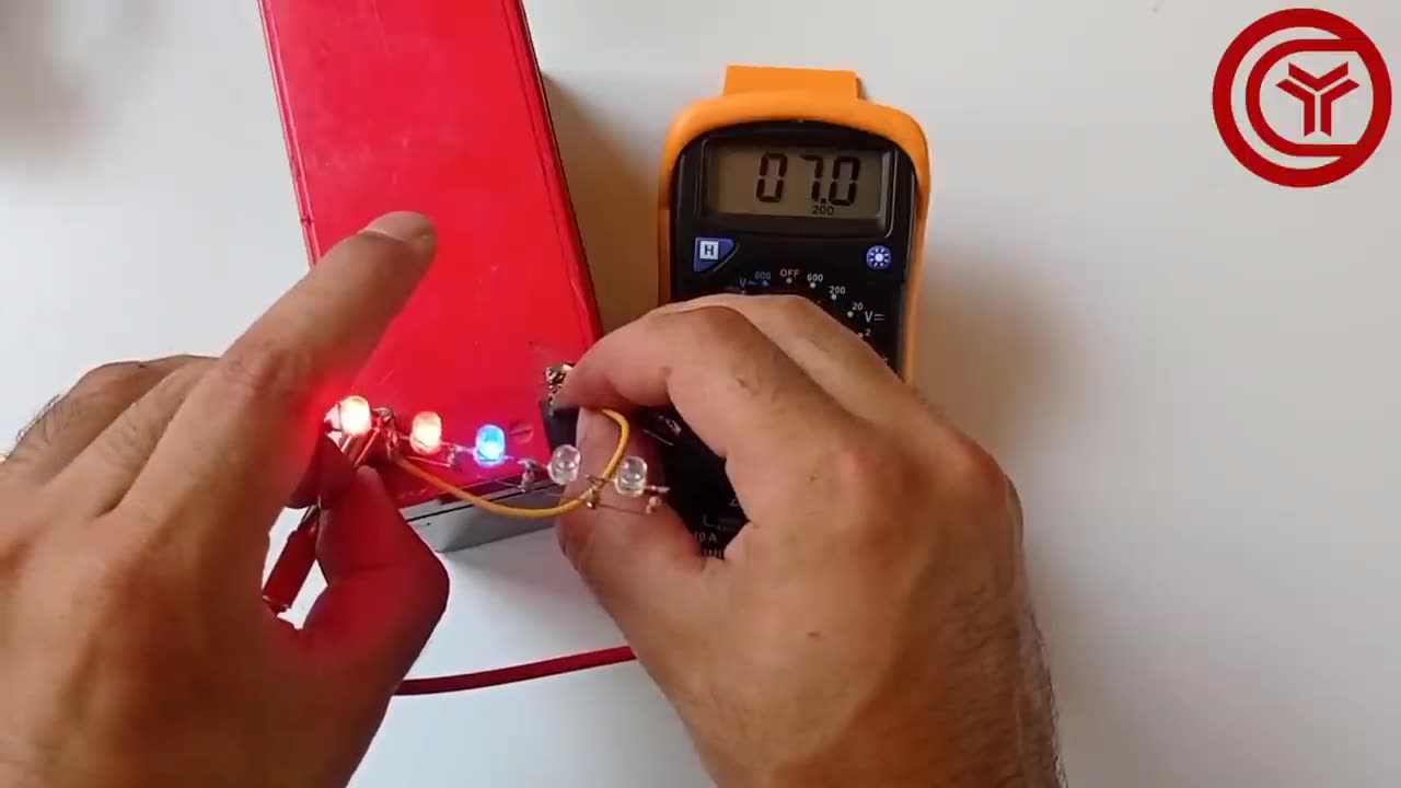 Simple 12 volt battery level indicator circuit --- AF inventions / 72