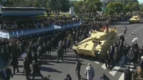 O presidente argentino Javier Milei desfilou num tanque de guerra...