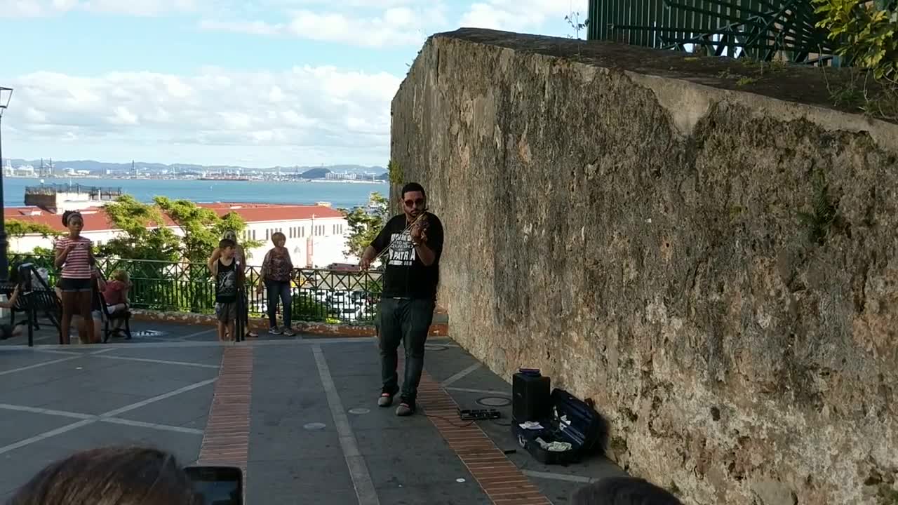 Street artist performing Luis Fonsi - Despacito on an electric violin in Puerto Rico (1 of 2)