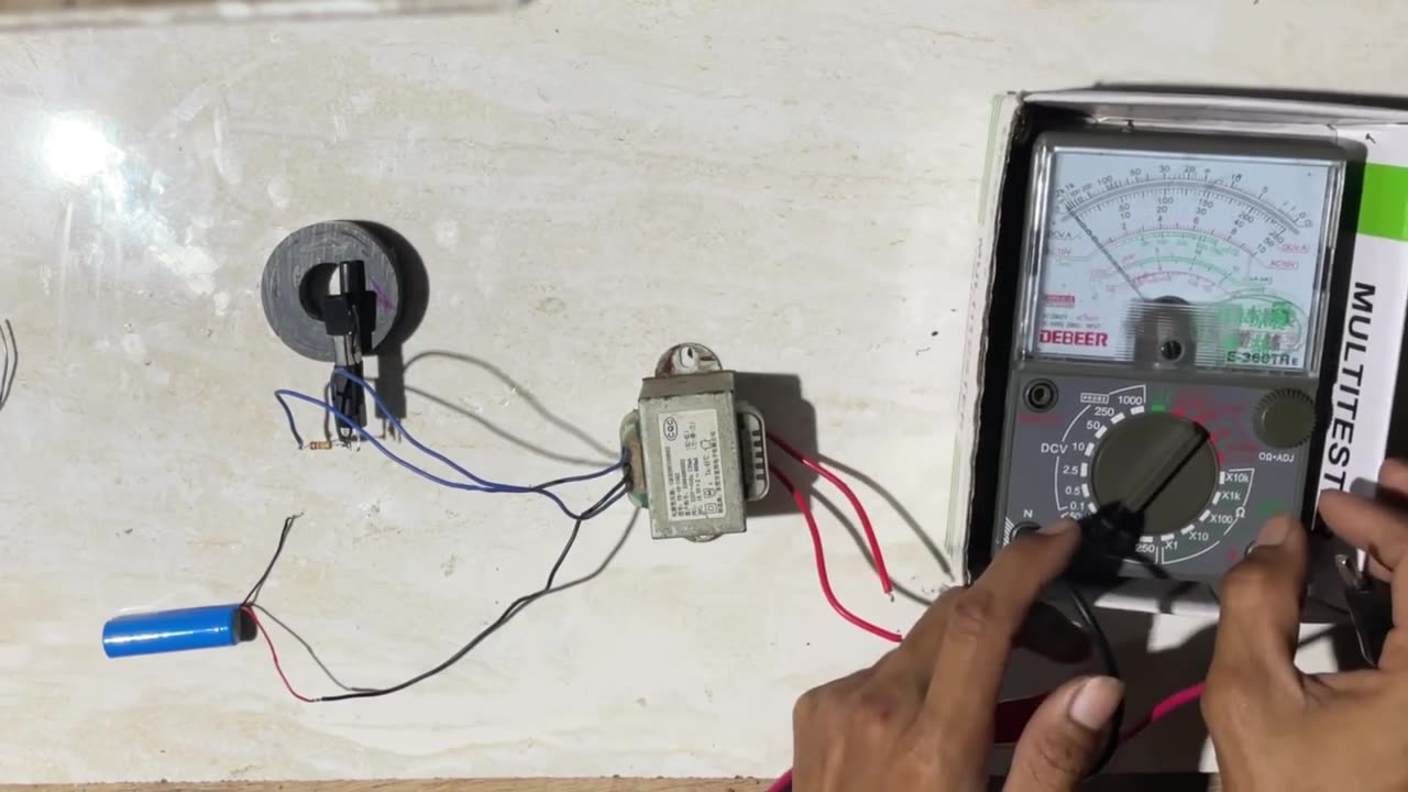 The 3.7V battery makes it an AC120V-220V fan that can be used with the light bulប and charging