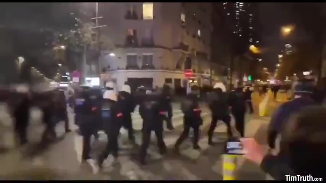 France uprising "Louis XVI we beheaded him, Macron we can start over!"