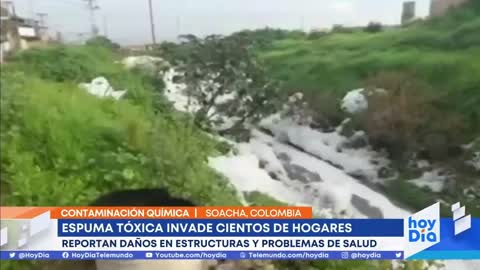 Una espuma tóxica invade las casas de al menos 400 familias en Soacha, Colombia | Noticias Telemundo