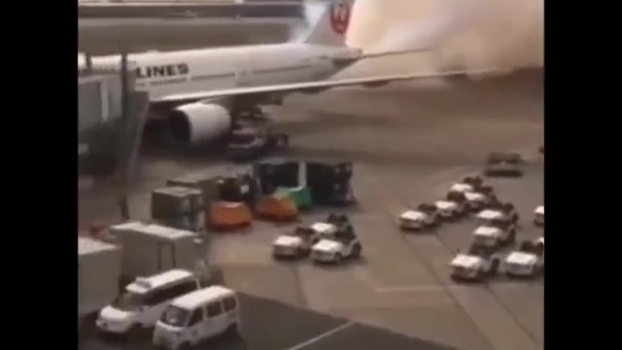 A pilot accidentally releases the chemtrail while still at the airport. Greetings ...
