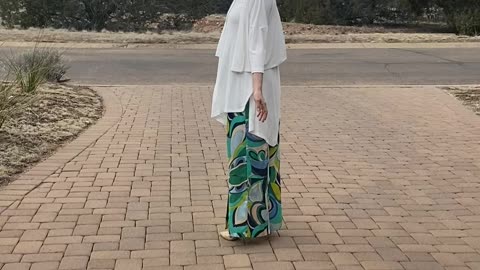 BOLD color & BOLD pattern separates for Spring! 💚💙🤍 #fashionover50 #fashioninfluencer
