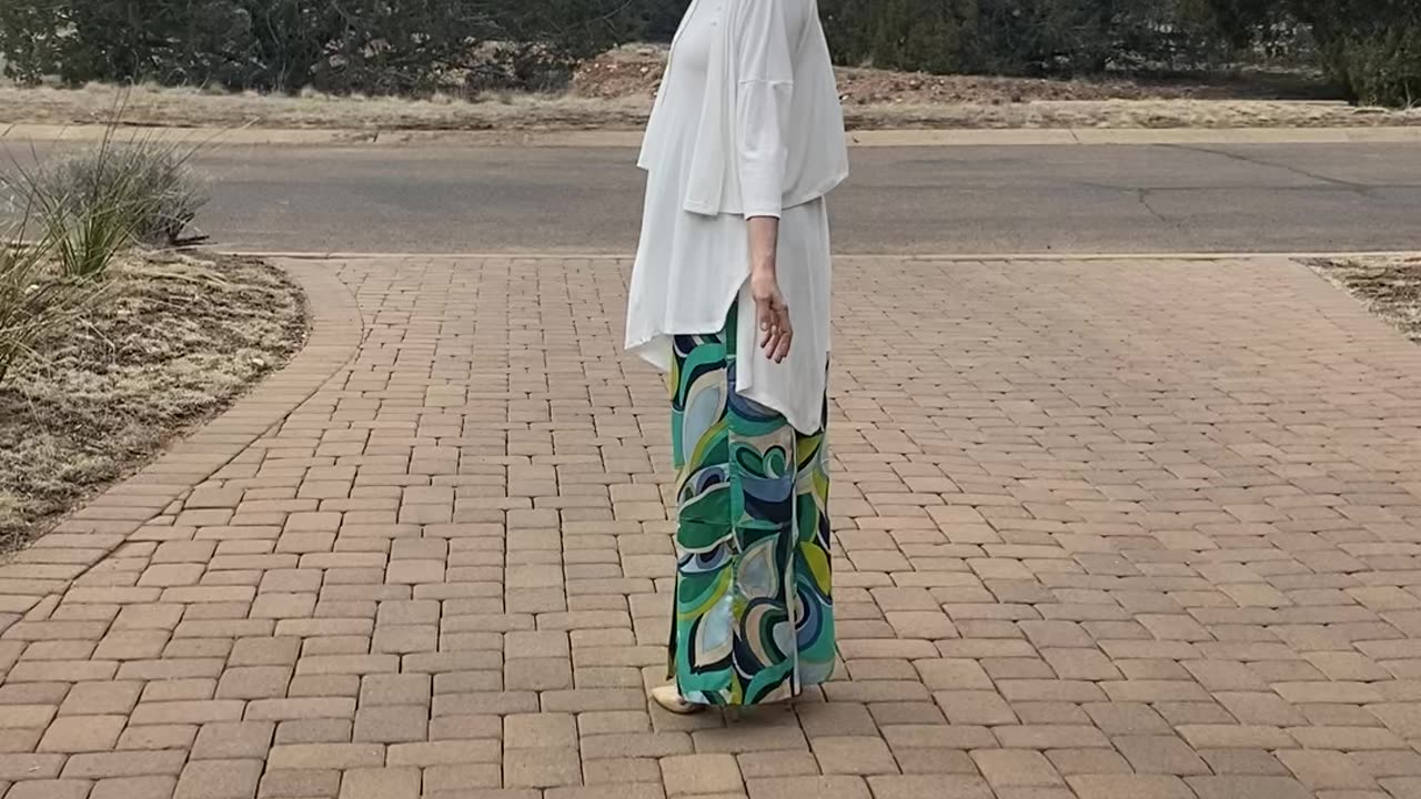 BOLD color & BOLD pattern separates for Spring! 💚💙🤍 #fashionover50 #fashioninfluencer