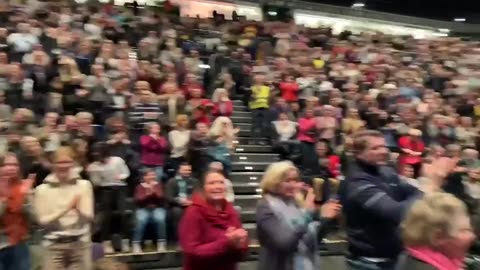 Dr. Sucharit Bhakdi receives a standing ovation and a hero's welcome in his hometown in Germany.