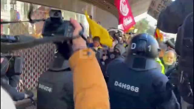 Independentistas se enfrentan al cordón policial en la protesta por la cumbre Sánchez y Macron