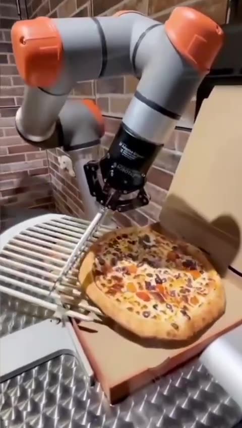 A French pizzeria where only robots work. It can’t taste the same! 🥴🥴🥴