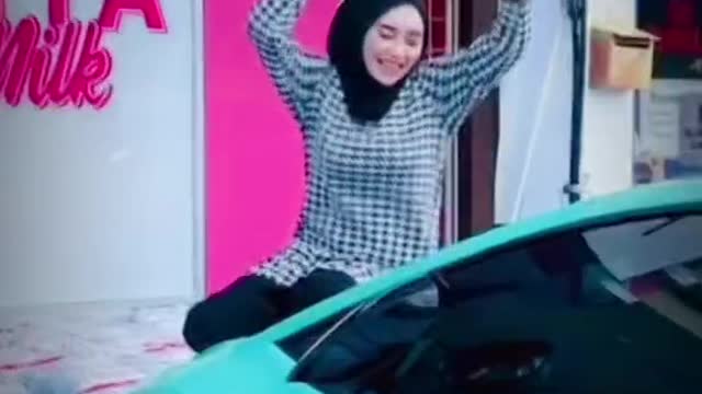 ramai sangat kata yuni sewa lambo , ye yuni sewa je ni