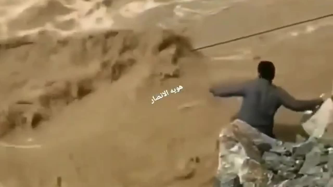 لحظة انقاذ شاب سعودي من السيل 😮 #اليمن