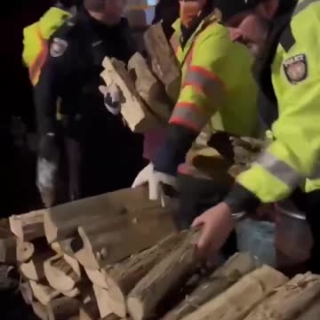 Canada Ottawa: Politi stjæler brænde fra demonstranterne