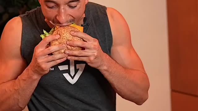 Qui veut un burger 🍔 tag tes amis !.mp4