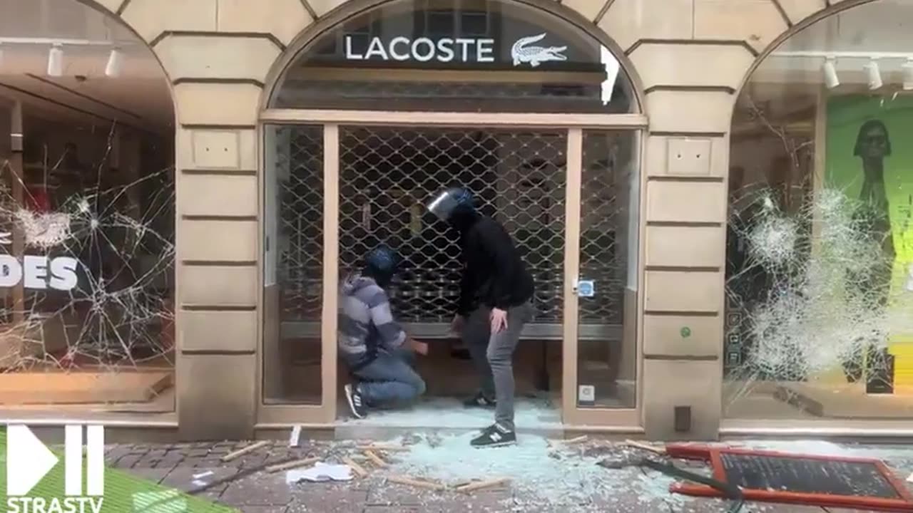 The chaos continues in France 3th of July: an Arab man throws sneakers for everyone