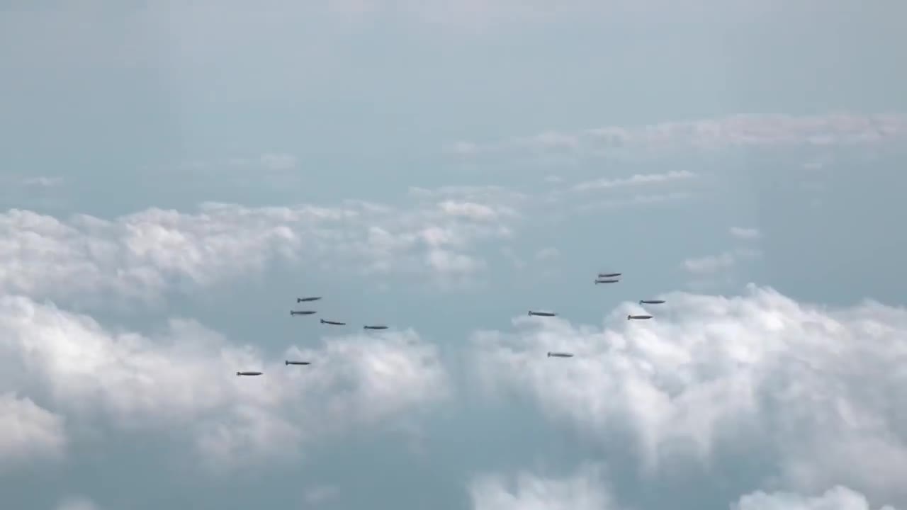 Stunning Video of B-1 Lancer in Action • Takeoff & Landing [Training Footage]6