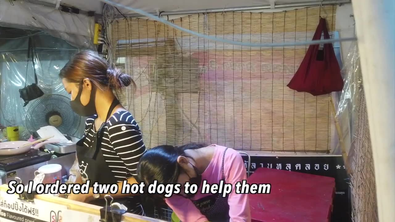 A beautiful hot dog vendor in Thailand flirted with me by giving me food for free