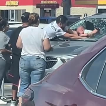 E harruan brenda makinës në 38°C, babai thyen xhamin për të shpëtuar foshnjën