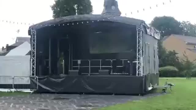 Jabbing next to music event....🤷♂️