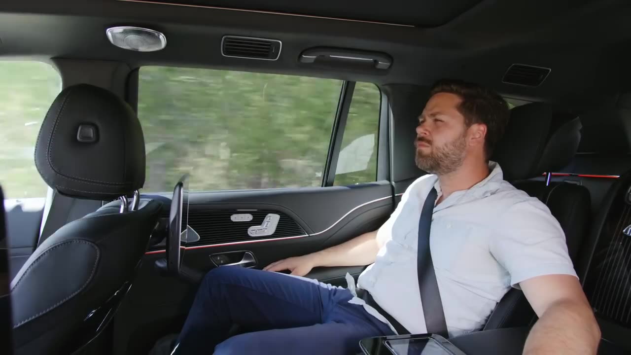 2021 Mercedes-Maybach GLS600 vs Rolls-Royce Cullinan __ Battle Of The ULTIMATE Ballers