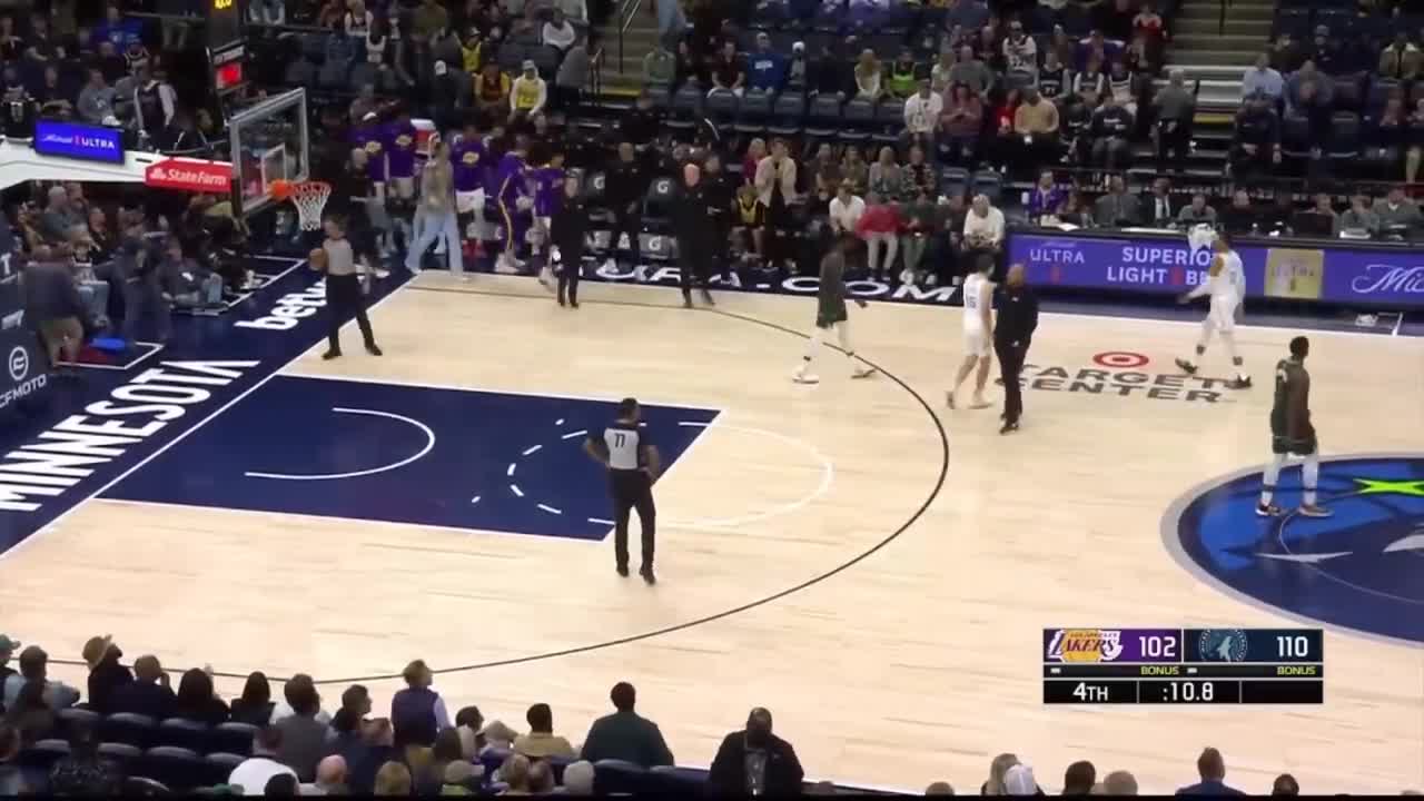 Lebron James couldn’t believe Lakers coach called a timeout while being down by 8😂