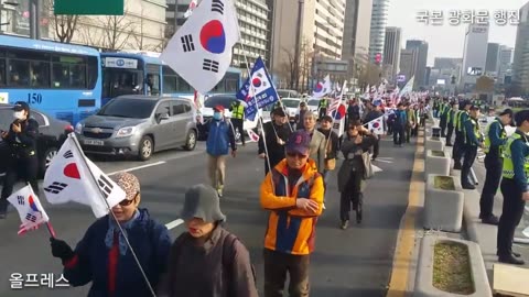 20180402_V3_S01(3_luODzVe3s)광화문 광장을 돌고 있는 애국시민들의 행진 모습(법치 사망 상여)