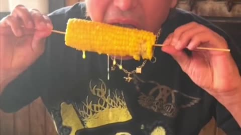 this corn REALLY HAS THE JUICE 🌽