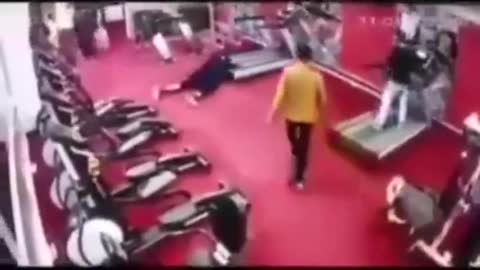 A_young_medical_student_dies_of_a_heart_attack_in_the_gymnasium.