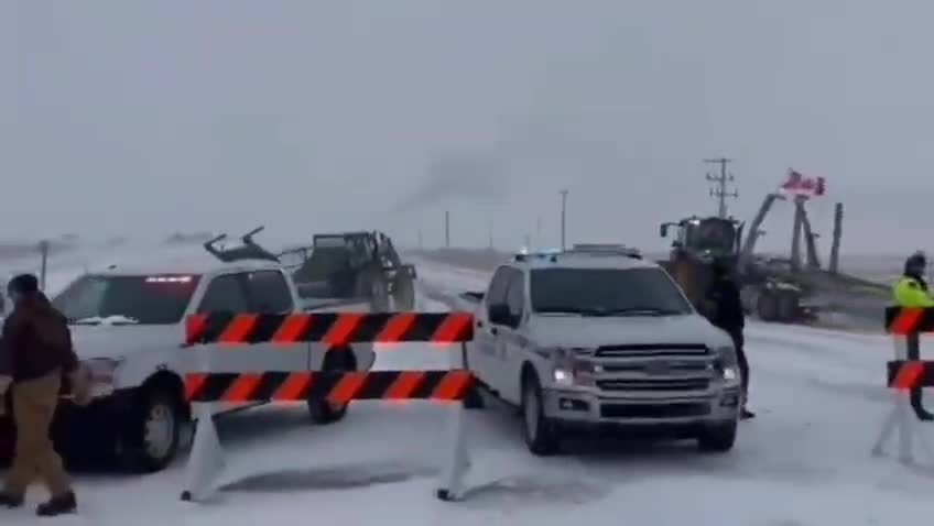 Farmers drive around police barricades near Coutts, Canada to support and bolster the trucker blockade at the US/Canadian border 🔥