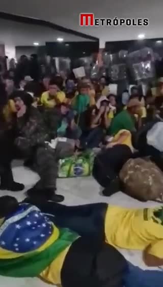 Policiais brigam na invasao de brasilia