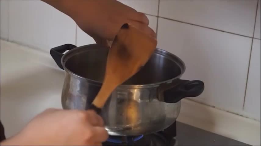 The Process Of Stir-fried Minced Garlic