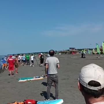 Amazing: A young American man drives his bike on the sea without drowning