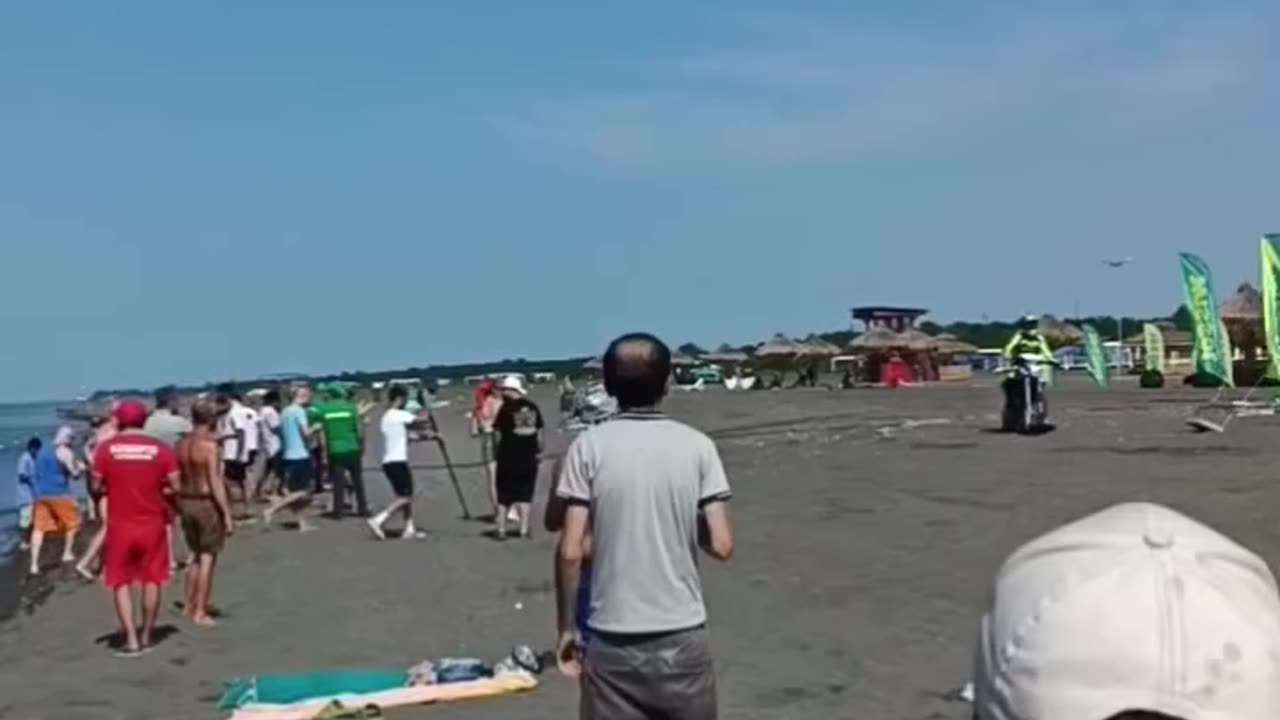 Amazing: A young American man drives his bike on the sea without drowning