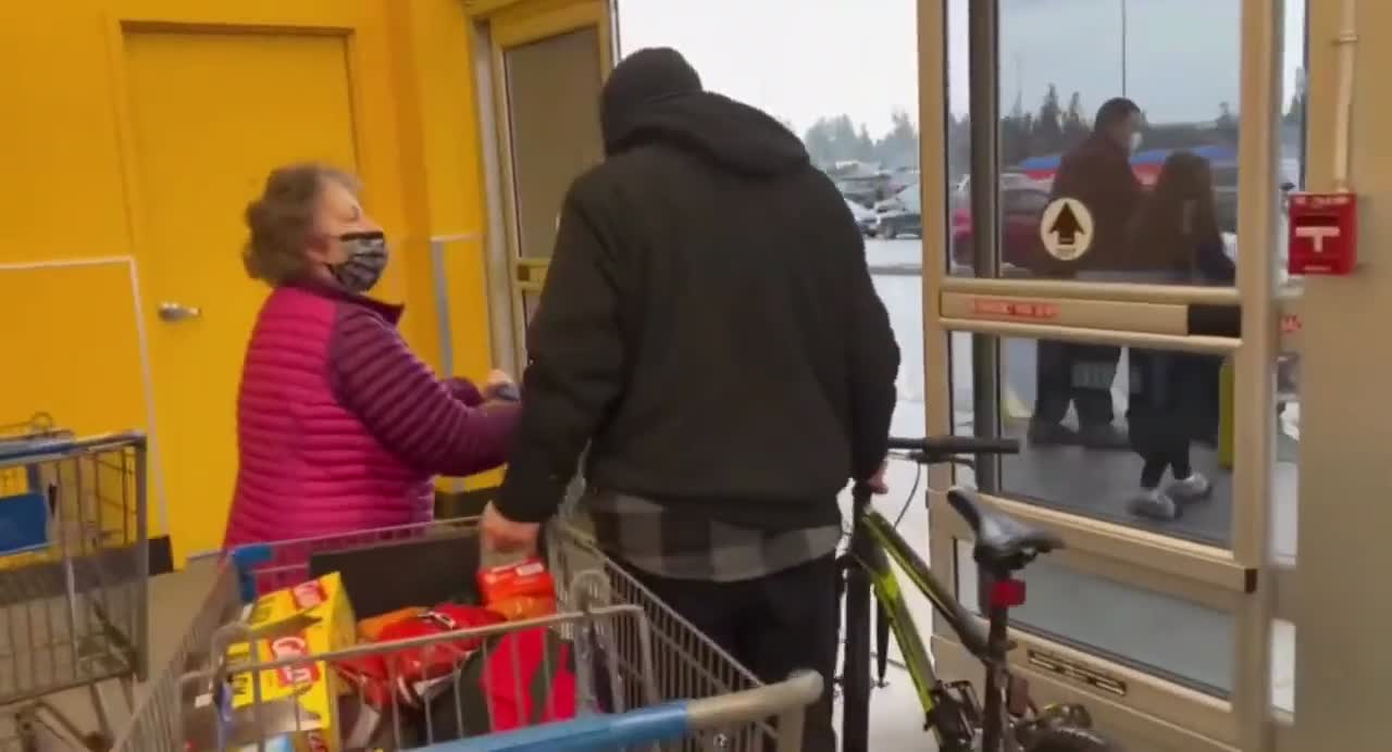 Courageous old lady helps to prevent shop stealing situation