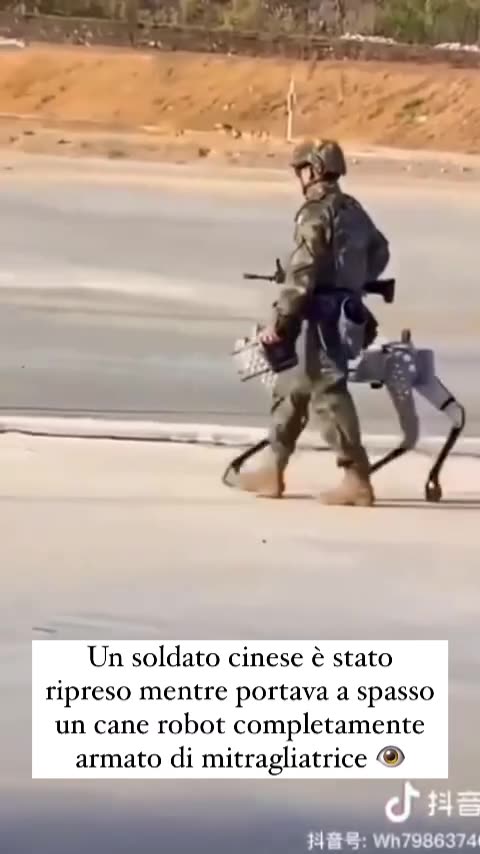 Soldato Cinese porta a spasso "Cane Robot armato con mitragliatrice"