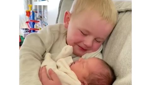 her son meeting his baby sister foe the first time