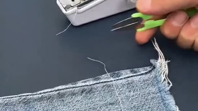 Mini electric sewing machine