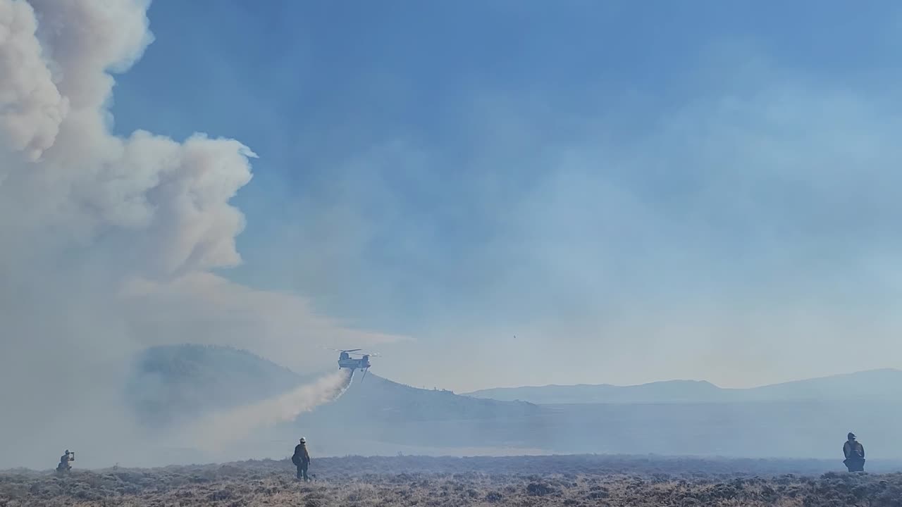 Chinook helicopter dropping some water on the Mullen fire 2020